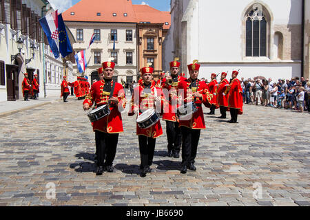 ZAGREB, Kroatien - 3. Juni 2017: Verschiebung der feierlichen wachen auf dem Markusplatz am 3. Juni 2017 in Zagreb. Stockfoto