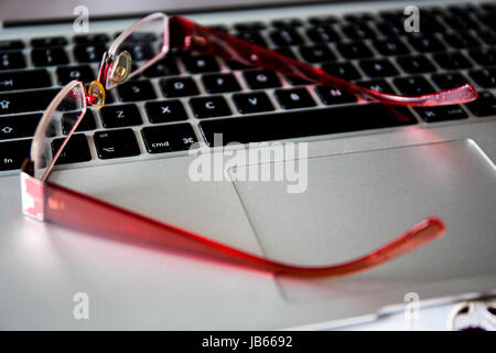 Rote Brille und Notebook-computer Stockfoto