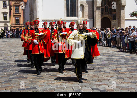 ZAGREB, Kroatien - 3. Juni 2017: Verschiebung der feierlichen wachen auf dem Markusplatz am 3. Juni 2017 in Zagreb. Stockfoto