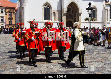 ZAGREB, Kroatien - 3. Juni 2017: Verschiebung der feierlichen wachen auf dem Markusplatz am 3. Juni 2017 in Zagreb. Stockfoto