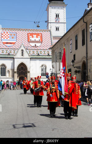 ZAGREB, Kroatien - 3. Juni 2017: Verschiebung der feierlichen wachen auf dem Markusplatz am 3. Juni 2017 in Zagreb. Stockfoto