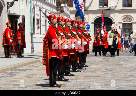 ZAGREB, Kroatien - 3. Juni 2017: Verschiebung der feierlichen wachen auf dem Markusplatz am 3. Juni 2017 in Zagreb. Stockfoto