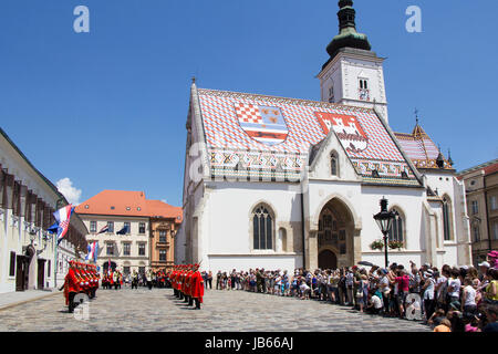 ZAGREB, Kroatien - 3. Juni 2017: Verschiebung der feierlichen wachen auf dem Markusplatz am 3. Juni 2017 in Zagreb. Stockfoto