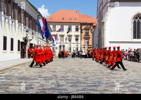 ZAGREB, Kroatien - 3. Juni 2017: Verschiebung der feierlichen wachen auf dem Markusplatz am 3. Juni 2017 in Zagreb. Stockfoto