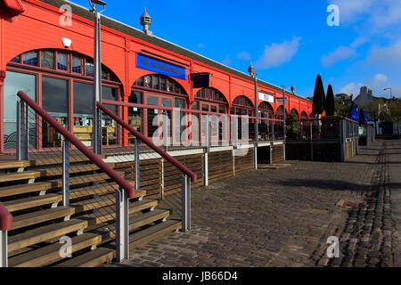 Fischhändler in einem ehemaligen viktorianischen Fischmarkt, Newhaven, Edinburgh, Schottland, Großbritannien Stockfoto