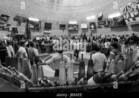 August 11,2014, Yazd, Iran. Ausbildung bei Saheb ein Zaman Club Zurkhaneh Männer Stockfoto