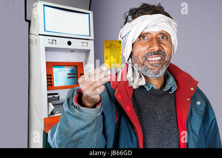 1 Indischen ländlichen Mann mit Geldautomat und mit Kreditkarte. - Geldautomaten Geld abheben Konzept Stockfoto