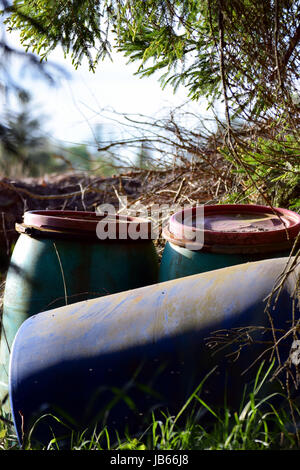 Alte Kunststoff Fässer links in der Natur. Vertikales Bild Stockfoto