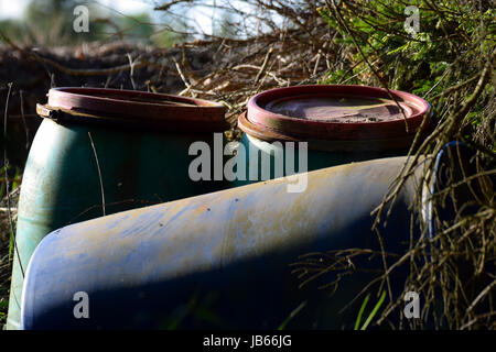 Alte Kunststoff Fässer links in der Natur. Horizontales Bild Stockfoto