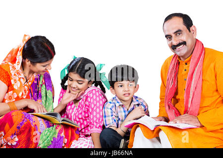 Happy Indischen ländlichen Bauern Familie - Eltern und zwei Kinder studieren Bücher helfen Lehre Bildung Stockfoto