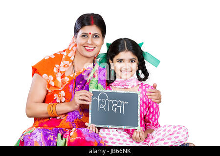 Happy 2 Indischen ländlichen Mutter und Kind Tochter mit Schiefer Vorstand Ausbildung Lernen Stockfoto