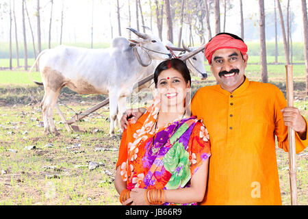 Happy 2 Indischen ländlichen Bauern Paar Mann und Frau gemeinsam In der Farm Stockfoto