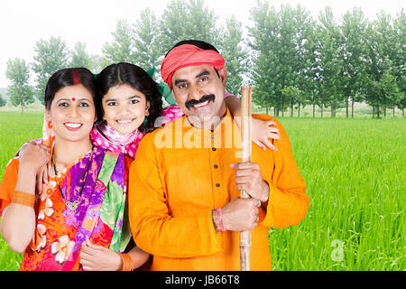 Happy Indischen ländlichen Familie - Eltern und kleine Tochter zusammen im Feld genießen. Stockfoto