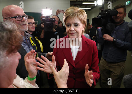 Erste Minister Nicola Sturgeon wird von Fans begrüßt, als sie in der Emirates-Arena in Glasgow nach den Parlamentswahlen 2017 ankommt. PRESSEVERBAND Foto. Bild Datum: Freitag, 9. Juni 2017. Bild Datum: Freitag, 9. Juni 2017. PA-Geschichte-Wahl-Main zu sehen. Bildnachweis sollte lauten: Andrew Milligan/PA Wire Stockfoto