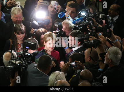 Erste Minister Nicola Sturgeon wird von Fans begrüßt, als sie in der Emirates-Arena in Glasgow nach den Parlamentswahlen 2017 ankommt. PRESSEVERBAND Foto. Bild Datum: Freitag, 9. Juni 2017. Bild Datum: Freitag, 9. Juni 2017. PA-Geschichte-Wahl-Main zu sehen. Bildnachweis sollte lauten: Andrew Milligan/PA Wire Stockfoto