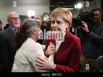 Erste Minister Nicola Sturgeon wird von Fans begrüßt, als sie in der Emirates-Arena in Glasgow nach den Parlamentswahlen 2017 ankommt. PRESSEVERBAND Foto. Bild Datum: Freitag, 9. Juni 2017. Bild Datum: Freitag, 9. Juni 2017. PA-Geschichte-Wahl-Main zu sehen. Bildnachweis sollte lauten: Andrew Milligan/PA Wire Stockfoto