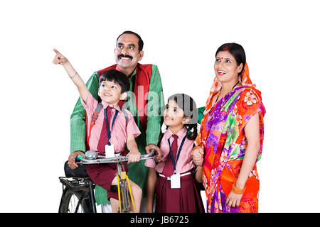Indischen ländlichen Familie - Eltern und Kinder. Vater, Zyklus, Schulkinder und etwas Verweisen Stockfoto