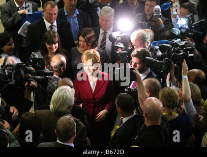 Erste Minister Nicola Sturgeon wird von Fans begrüßt, als sie in der Emirates-Arena in Glasgow nach den Parlamentswahlen 2017 ankommt. PRESSEVERBAND Foto. Bild Datum: Freitag, 9. Juni 2017. Bild Datum: Freitag, 9. Juni 2017. PA-Geschichte-Wahl-Main zu sehen. Bildnachweis sollte lauten: Andrew Milligan/PA Wire Stockfoto