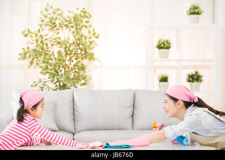 glückliche asiatische chinesische Mutter und Kinder spielen und Reinigung Wohnzimmer zusammen zu Hause stehen zueinander. Hausarbeit und Haushalt-Konzept. Stockfoto