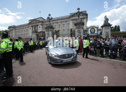 Der Wagen mit Premierminister Theresa May Buckingham Palast zu verlassen, nachdem ihr Publikum mit Königin Elizabeth II. nach der Parlamentswahl führen führte in einem hing Parlament. Stockfoto