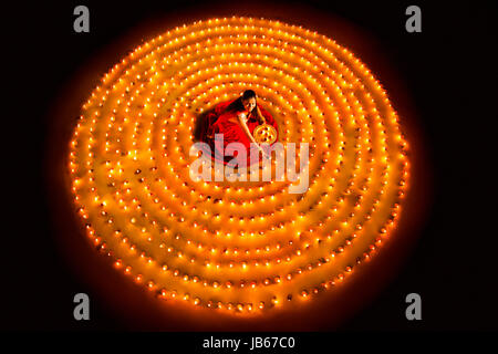 Indische Frau Diwali Festival Burning Diya Feiern Stockfoto