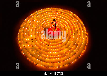 Indische Frau Diwali Festival Burning Diya Feiern Stockfoto