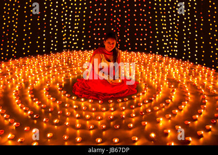 Indische Frau Beleuchtung Öllampen Diwali-fest Stockfoto