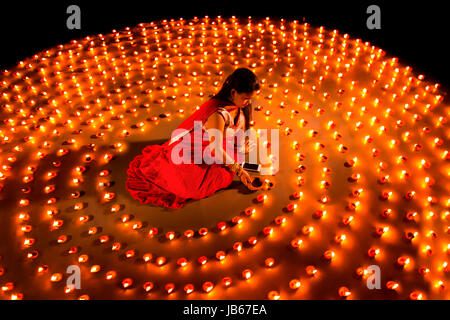 Indische Dame Beleuchtung Öllampen Diwali-fest Stockfoto