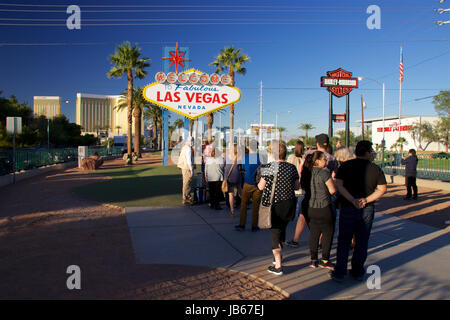 Touristen, die eine Aufnahme von "Welcome to Fabolous Las Vegas" Schild Stockfoto