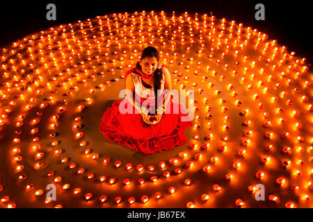 Indische Frau Diwali-fest Dekoration Diya Feiern Stockfoto