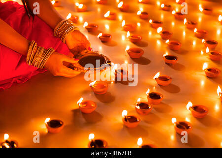 Traditionelle indische Frau Beleuchtung Diya Divali Festival Stockfoto
