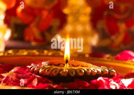 Brennende Diwali Diya Festival Hinduismus beleuchtet Religion Stockfoto