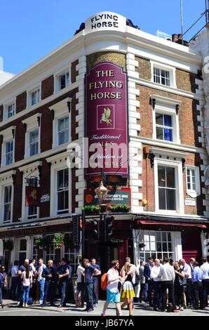 Menschen, die vor dem Flying Horse Pub, City of London trinken Stockfoto