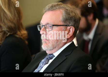 David Mundell MP hört als schottische konservative Führer, wie Ruth Davidson während einer Pressekonferenz im Apex Waterloo Hotel in Edinburgh spricht. Stockfoto