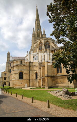 Im Weitwinkel Norwich Kathedrale aus dem Osten mit der Außenfassade des St Luke's-Kapelle in Norwich, Norfolk, Großbritannien Stockfoto