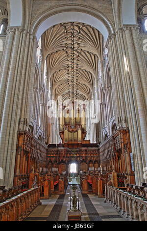 NORWICH, UK - 5. Juni 2017: Der Chor im Inneren der Kathedrale mit Gewölbe und Säulen Stockfoto