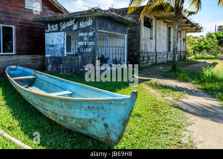 Livingston, Guatemala - 31. August 2016: Boot auf Gras draußen am Strand in der Karibik Stadt Livingston, Guatemala Stockfoto