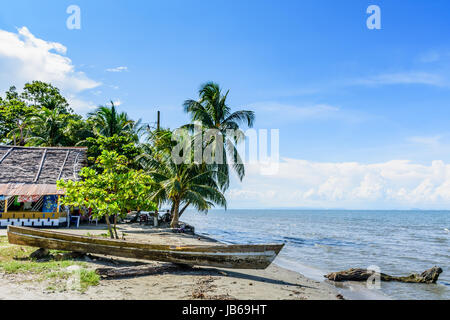 Livingston, Guatemala - 31. August 2016: Boot an Land am Strand gezogen in der karibischen Stadt Livingston Stockfoto