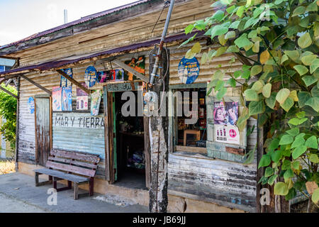 Livingston, Guatemala - 31. August 2016: Holz- Storefront in der karibischen Stadt Livingston Stockfoto