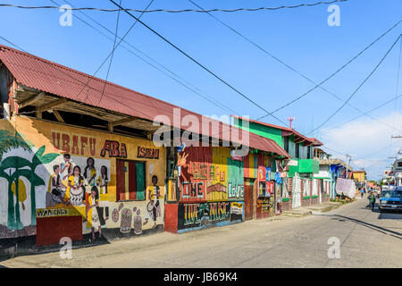 Livingston, Guatemala - 31. August 2016: Bau der Wände mit lokalen Garifuna Musiker in der Straße in der karibischen Stadt Livingston Stockfoto