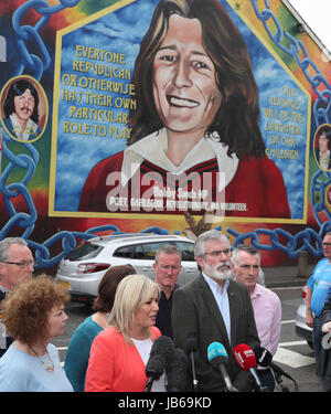 Sinn Féin Nordirland Führer Michelle O'Neill (Mitte links) und Präsident Gerry Adams (Mitte) sprechenden äußeren Sinn Féin Parteistellen fällt unterwegs in Belfast, nachdem die Partei mit sieben Abgeordneten nach den Parlamentswahlen hervorgegangen. Stockfoto