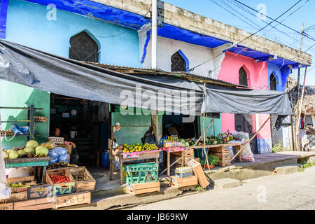 Livingston, Guatemala - 31. August 2016: ladenbesitzer sitzt im Tor der Grocery Store in der karibischen Stadt Livingston Stockfoto