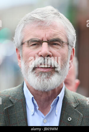 Sinn Féin Präsident Gerry Adams sprechenden äußeren Sinn Féin Parteistellen fällt unterwegs in Belfast nach der Party ging mit sieben Abgeordneten nach den Parlamentswahlen. Stockfoto