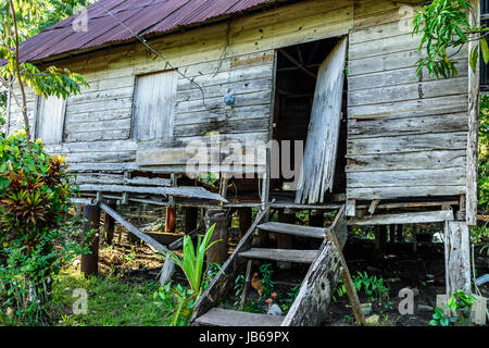 Holz- Haus in der Karibik Stadt Livingston aufgegeben, Guatemala Stockfoto