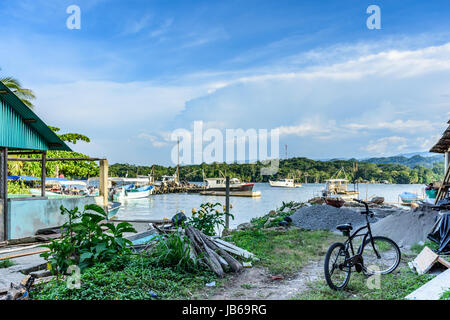 Livingston, Guatemala - 31. August 2016: verankert Fischerboote & Arbeitnehmer in Commercial Dock in der karibischen Stadt Livingston Stockfoto