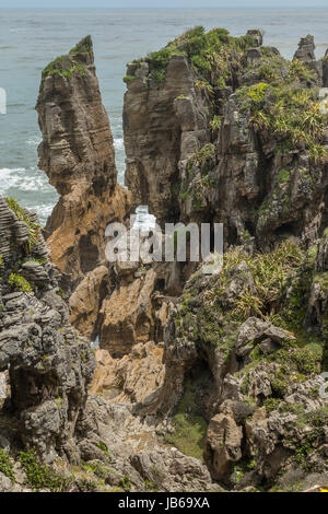 Punakaiki (Pancake Rocks) - eine berühmte Touristenattraktion auf der West Coast von Neuseelands Südinsel. Stockfoto