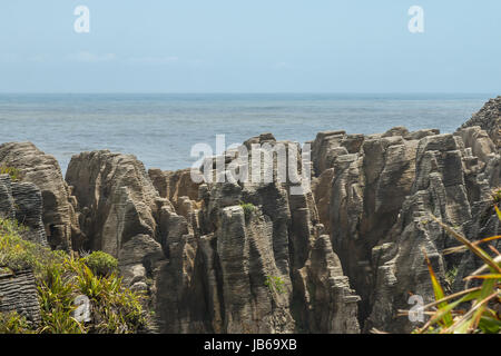 Punakaiki (Pancake Rocks) - eine berühmte Touristenattraktion auf der West Coast von Neuseelands Südinsel. Stockfoto