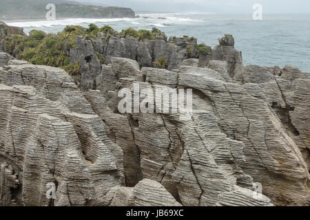 Punakaiki (Pancake Rocks) - eine berühmte Touristenattraktion auf der West Coast von Neuseelands Südinsel. Stockfoto