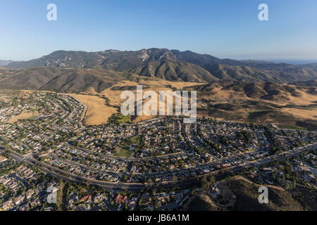 Luftaufnahme von Boney m, Santa Monica Mountains National Recreation Area und Newbury Park Nachbarschaften in Ventura County in Kalifornien. Stockfoto