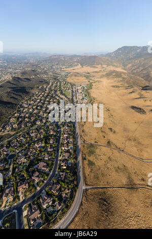 Luftbild von Newbury Park Vorortsheimen und Parklandschaft in Ventura County in Kalifornien. Stockfoto